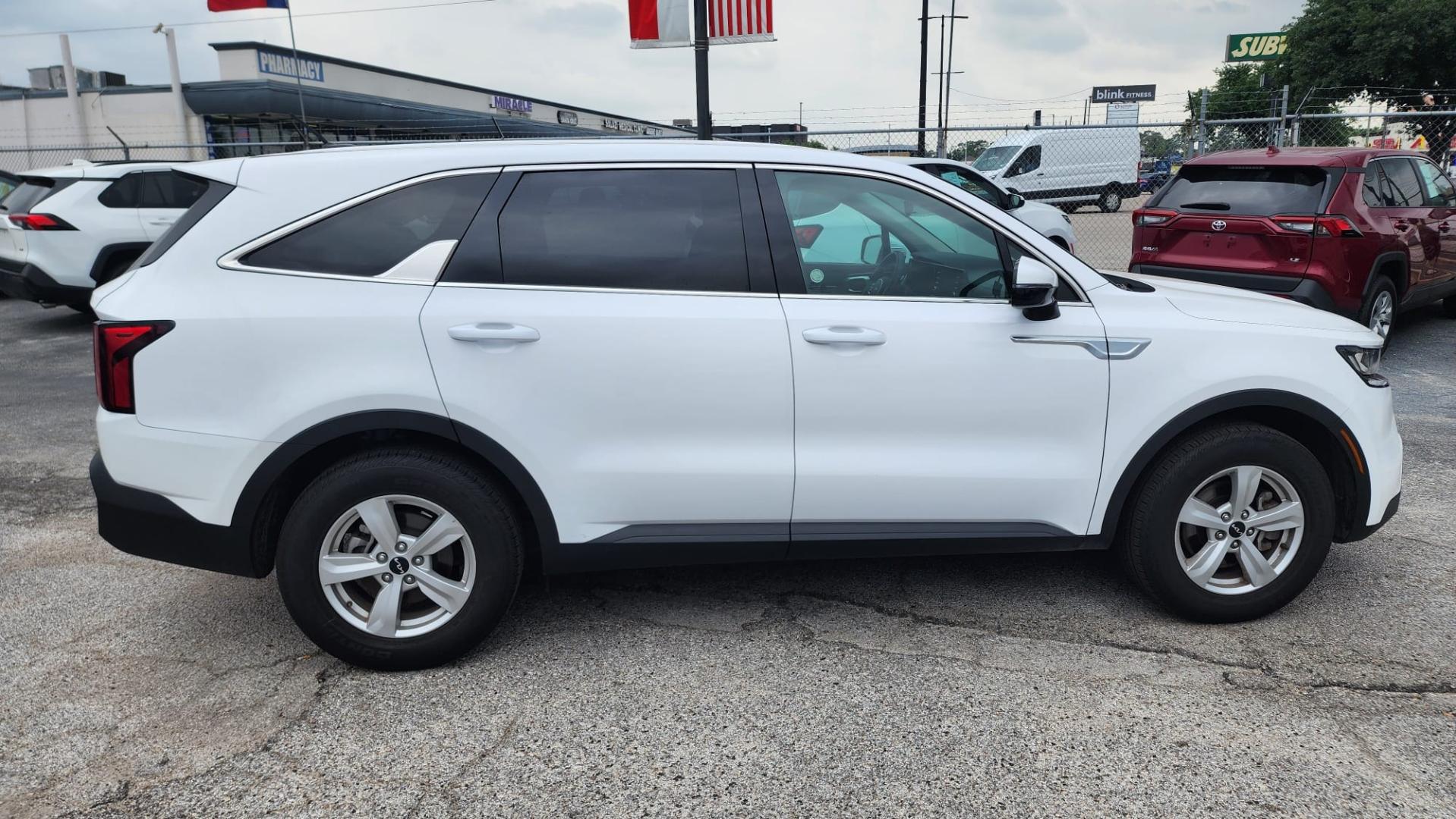 2023 White Kia Sorento LX 2WD (5XYRG4LC3PG) with an 2.4L L4 DOHC 16V engine, 6A transmission, located at 1842 Wirt Road, Houston, TX, 77055, (713) 973-3903, 29.805330, -95.484787 - Photo#4